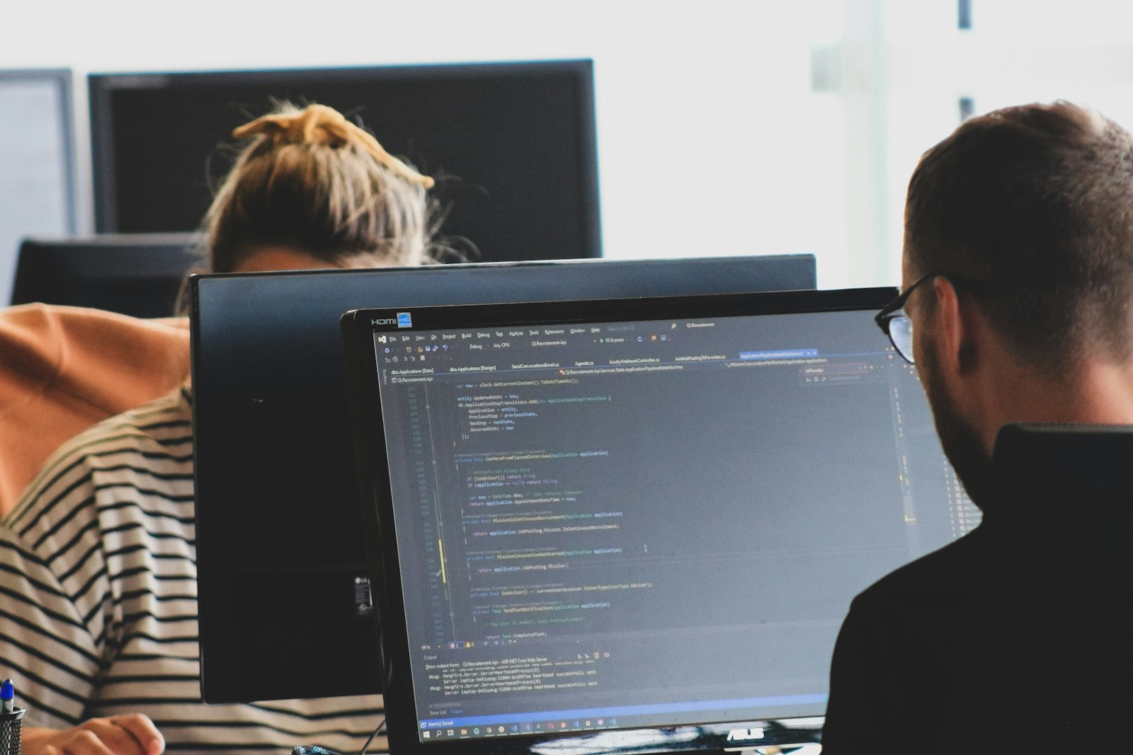Разработчики за работой над проектом